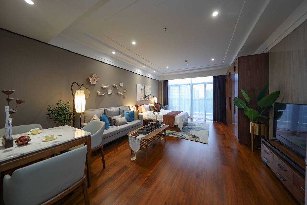 Zimmersafe, Schreibtisch, Verdunkelungsvorhänge, Bügeleisen/Bügelbrett