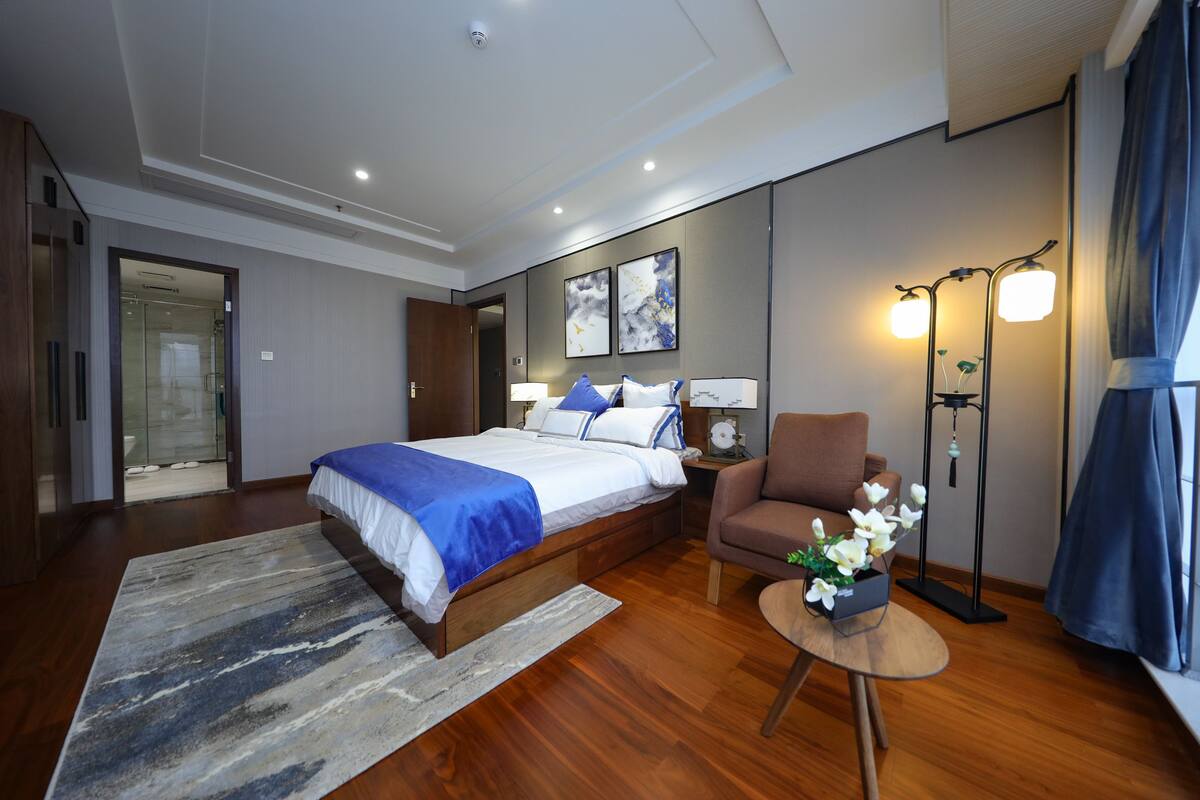 Zimmersafe, Schreibtisch, Verdunkelungsvorhänge, Bügeleisen/Bügelbrett