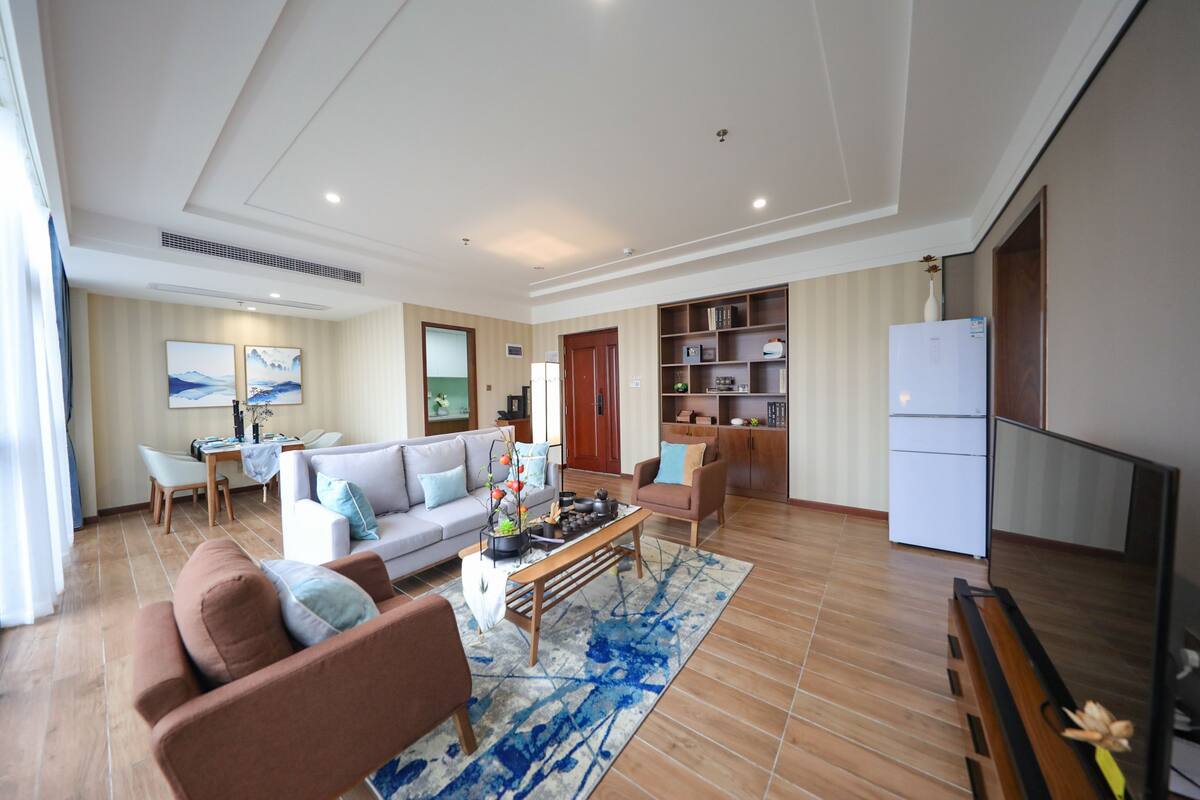 Zimmersafe, Schreibtisch, Verdunkelungsvorhänge, Bügeleisen/Bügelbrett