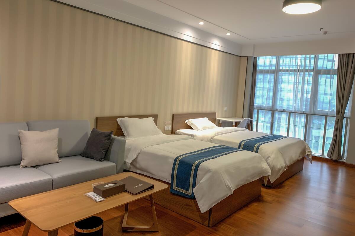 Zimmersafe, Schreibtisch, Verdunkelungsvorhänge, Bügeleisen/Bügelbrett