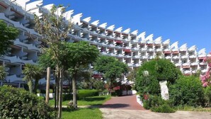 Een modern hotel met een uniek architectonisch ontwerp, met балконы in de vorm van vleugels.
