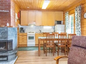 Jääkaappi, mikroaaltouuni, astianpesukone, syöttötuoli