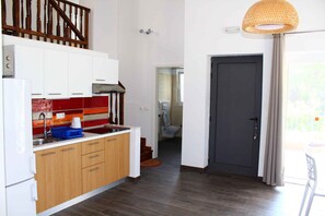 Réfrigérateur, micro-ondes, plaque de cuisson, cafetière/bouilloire