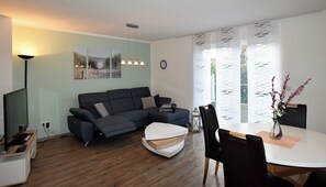 Fernseher, DVD-Player, Stereoanlage