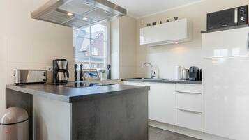 Kühlschrank, Mikrowelle, Ofen, Geschirrspüler