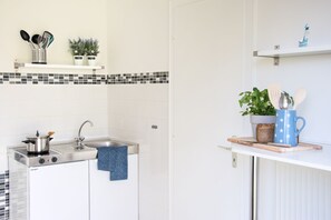 Kühlschrank, Mikrowelle, Herdplatte, Wasserkocher mit Kaffee-/Teezubehör