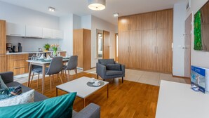 Eine moderne Wohnung mit Essbereich, Küche und Wohnraum.