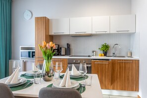 Fridge, microwave, oven, stovetop - Vacation apartment by the sea, vacation on the island of Usedom, Apartment PLATAN I (Świnoujście)