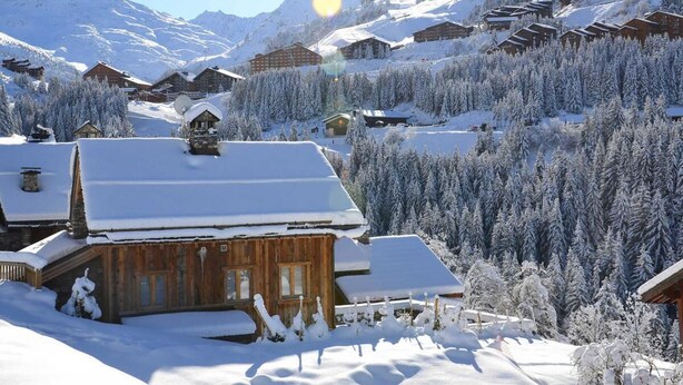 A snow-covered mountain village with wooden cabins and a clear sky. - 10m from ski slopes, 1st floor, balcony, 27m², Méribel-Mottaret (Méribel - Les Allues)