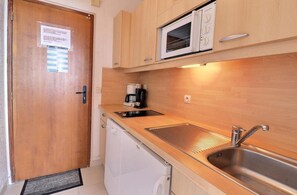 Een koelkast, een oven, een vaatwasser