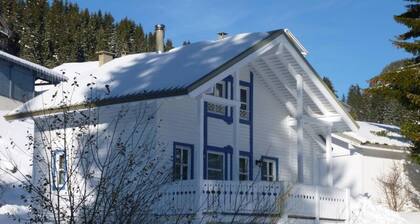 Pinta-ala: noin 70 m² Suunta: Etelä. Näytä laskettelurinteitä. Sisäänkäynti hiihtokenkäkuivurilla