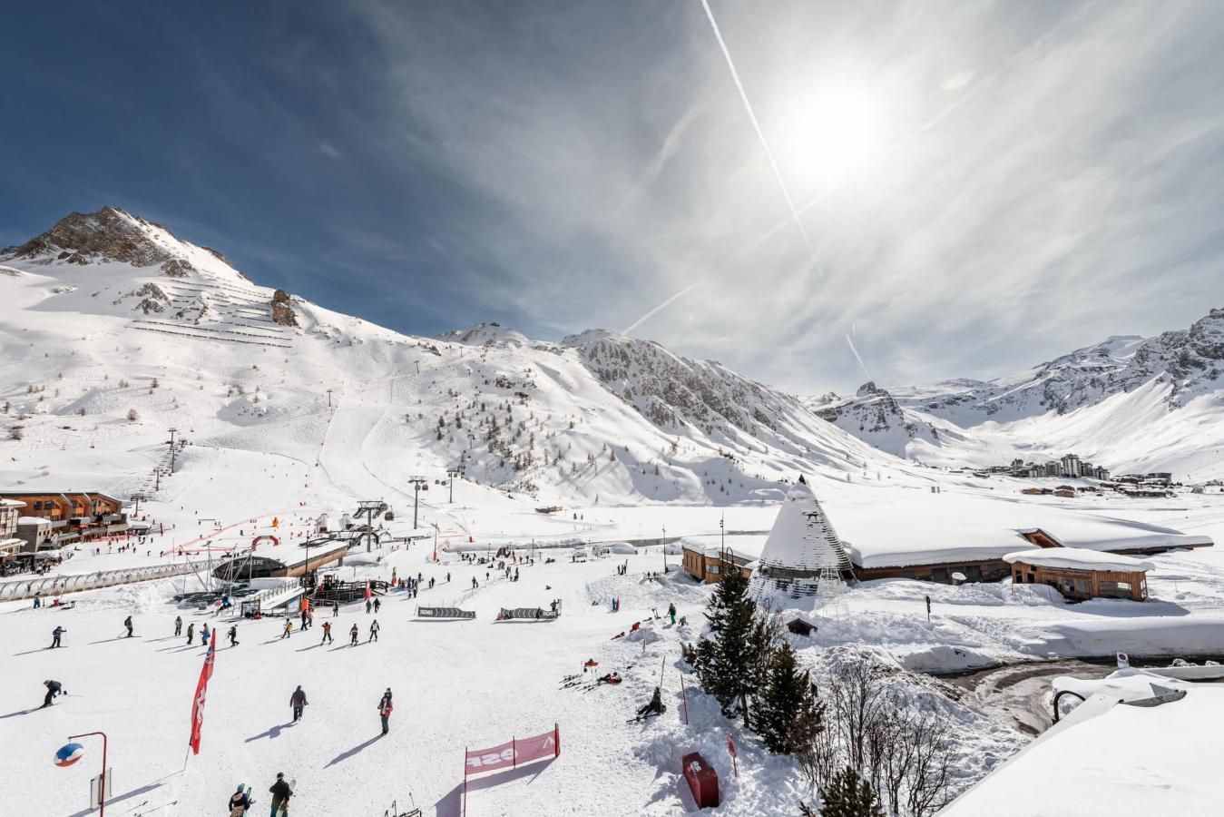 Estació d'esquí amb pistes, telesquí i edificis, tot cobert de neu.