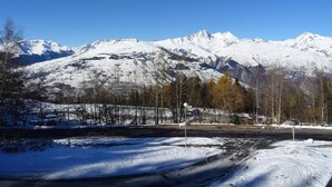 Un paisaje montañoso nevado con cielo despejado.