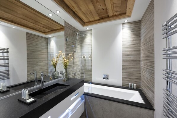 Baignoire, sèche-cheveux