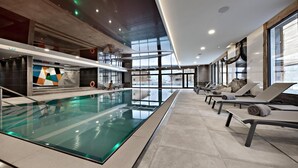 A modern indoor swimming pool with lounge chairs and a view of the city. - Wifi, 200m from shops, fitness, swimming pool, sauna, hammam, balcony, tv, ski locker, 60m², Samoëns (Samoëns)