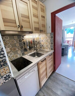 Een koelkast, een microgolfoven, een oven