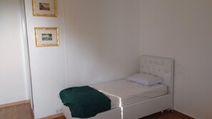 1 bedroom, bed sheets