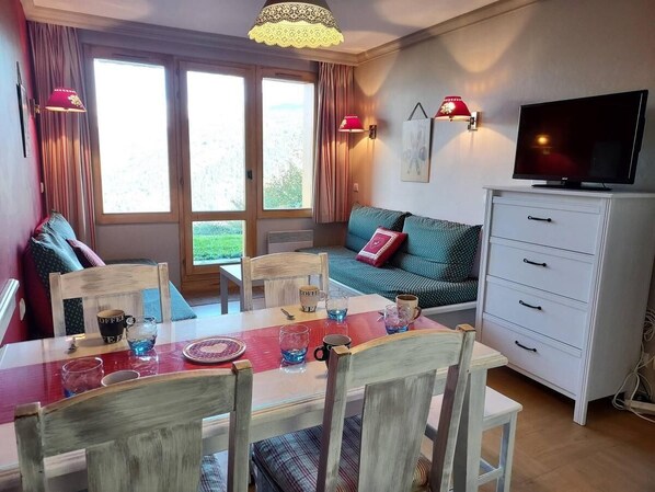 DVD player - Ski-in/ski-out & foot of the slopes, view mountain, terrace, tv, ski locker, 29m² (Bellentre)