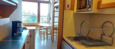 Een koelkast, een microgolfoven, een vaatwasser