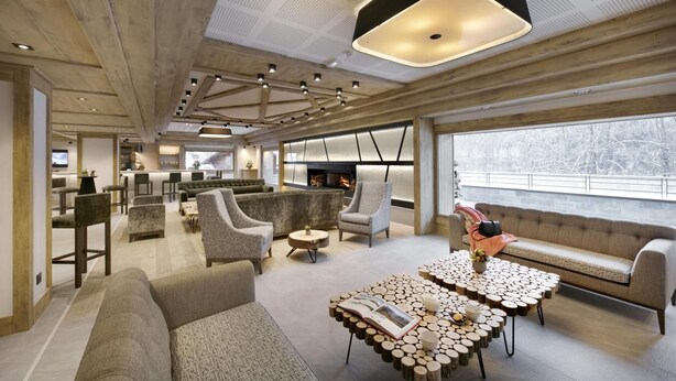 A modern lounge area with sofas, armchairs, and a coffee table with a unique design. - Wifi, fitness, swimming pool, sauna, hammam, balcony, tv, ski locker, 80m², Les Houches (Les Houches)