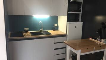 Réfrigérateur, micro-ondes, four, plaque de cuisson