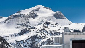 A snow-covered mountain with a modern building featuring a large garage. - 150m from ski lifts, 1st floor, balcony, tv, ski locker, 40m², Tignes (Tignes)