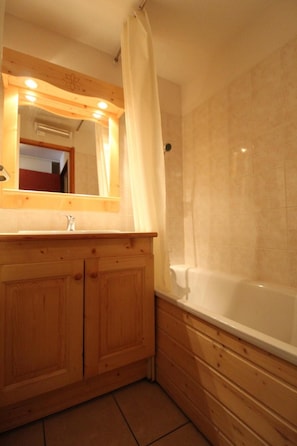 Baignoire, séchoir à cheveux