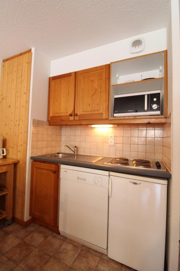 Fridge, dishwasher
