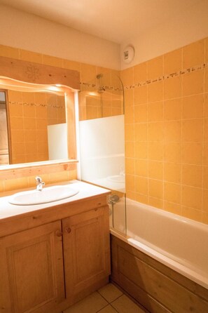 Bathtub - 10m from ski slopes, 2nd floor, balcony, parking, tv, ski locker, 41m², Val Cenis (Lanslevillard)