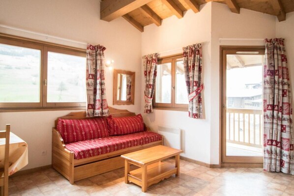 Living area - 10m from ski slopes, 2nd floor, balcony, parking, tv, ski locker, 41m², Val Cenis (Lanslevillard)