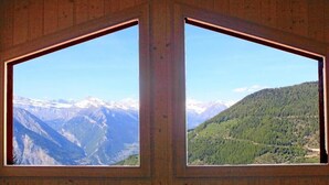 A room with two windows offering mountain views. - Chalet, 350m from ski slopes, sauna, terrace, balcony, fireplace or stove, parking, tv, ski locker (La Tzoumaz)