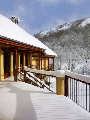 À 300m des remontées, sauna, hammam, balcon, cheminée ou poêle à bois, parking, casier à ski, 85m²