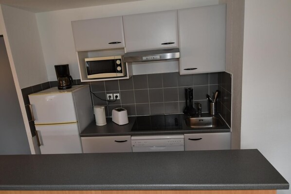 冷蔵庫、電子レンジ、オーブン、食器洗い機