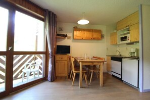 Dining - 10m from ski slopes, 2nd floor, balcony, tv, ski locker, 24m², Val Cenis (Lanslevillard)