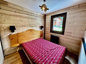 2 bedrooms, WiFi, bed sheets - 10m from ski slopes, 1st floor, balcony, parking, tv, ski locker, 42m², Val Cenis (Lanslevillard)