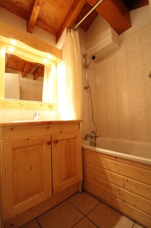 Bathtub, hair dryer