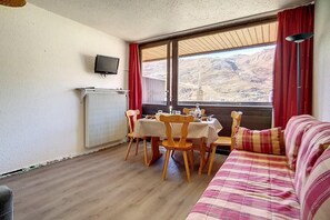 Living area - 100m from resort center, 2nd floor, balcony, tv, 22m², Les Menuires (Les Menuires)