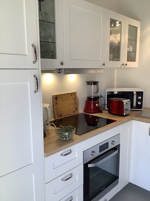 Fridge, microwave, oven, stovetop - Accommodation in Drôme provençale in an 18th century farmhouse with swimming pool (Tulette)