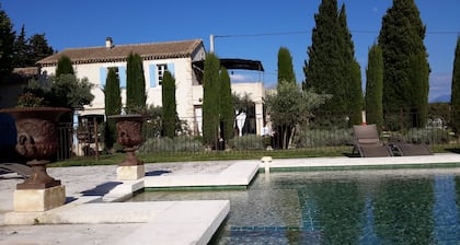Logement en DrÎme provençale dans un mas du XVIIIe s avec piscine