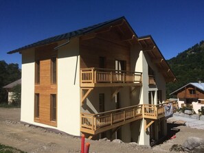 Un bâtiment à deux étages doté d’un balcon au deuxième étage, de balustrades en bois et d’un toit en pente.