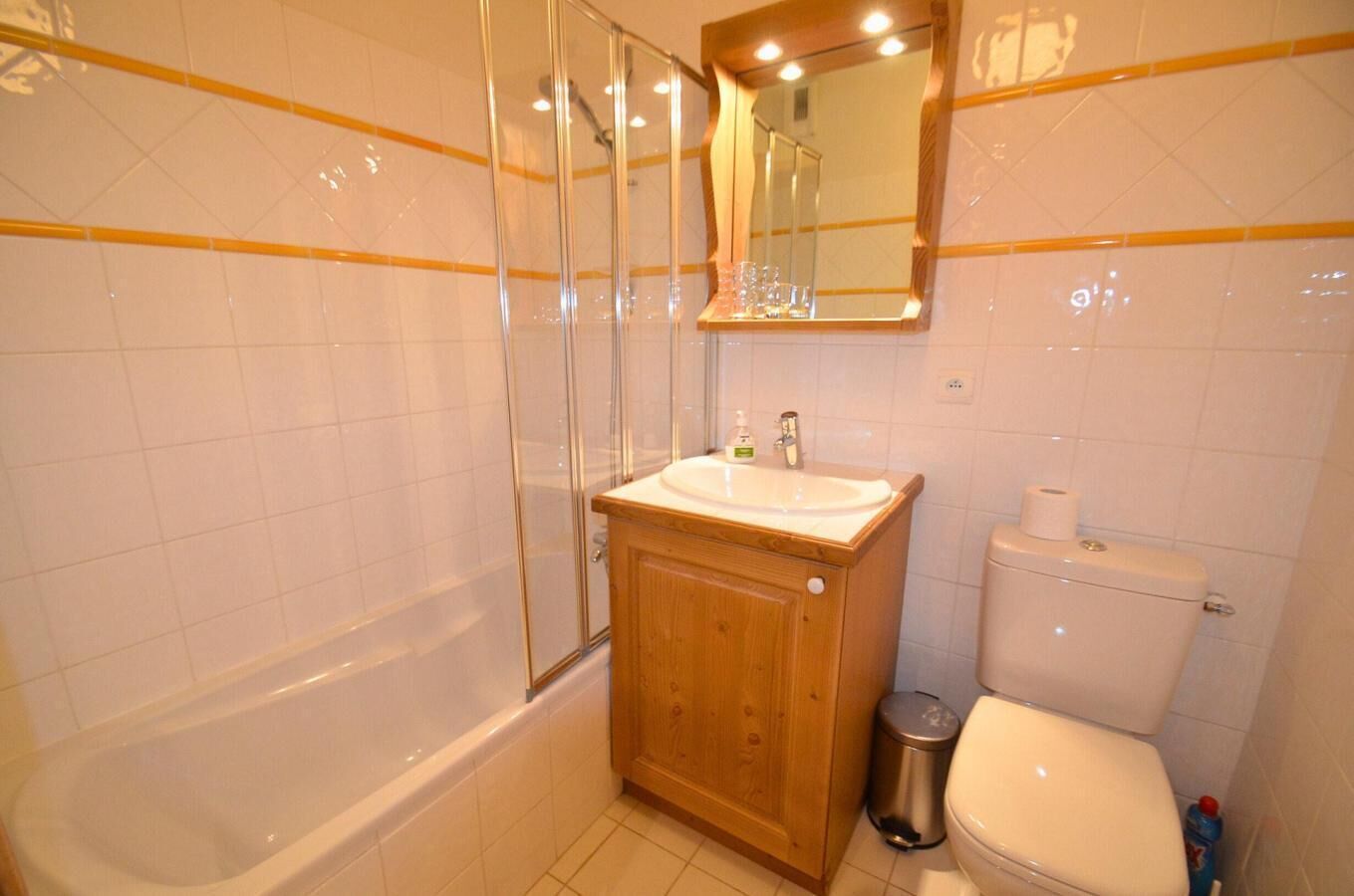 Une salle de bain avec une baignoire, un lavabo, des toilettes et un miroir.