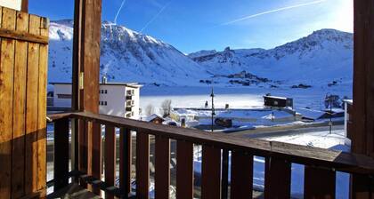 Pinta-ala: noin 70 m² 2. kerros. Suunta: Etelä. Järvinäköala. Olohuone vuodesohvalla