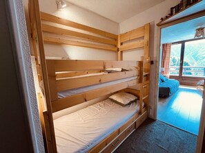 1 bedroom, bed sheets - 170m from resort center, 4th floor, view mountain, balcony, tv, ski locker, 24m², Peisey-Vallandry (Peisey-Nancroix)