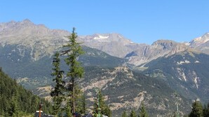 A mountain landscape with a clear sky. - 300m from ski slopes, floor -1, view mountain, terrace, parking, tv, ski locker, 49m², Valfréjus (Valfréjus)