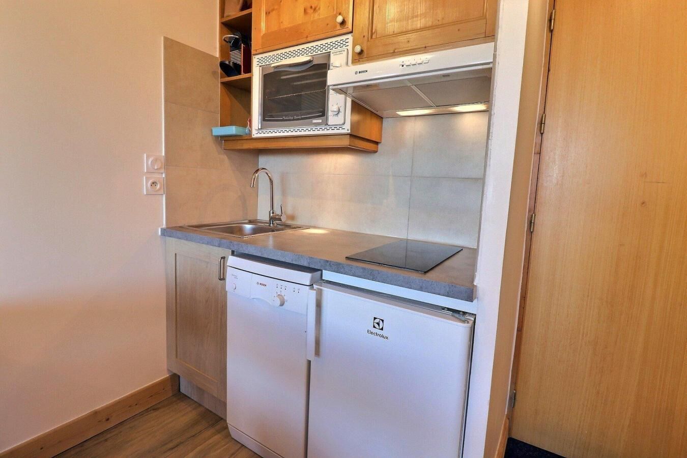 Kylskåp, ugn, diskmaskin och kaffe- och tebryggare