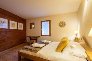 4 bedrooms, WiFi, bed sheets - 350m from shops, fitness, sauna, hammam, terrace, fireplace or stove, ski locker, 126m², Valloire (Valloire)