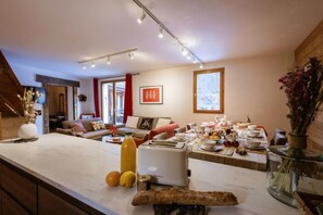Dining - 350m from shops, fitness, sauna, hammam, terrace, fireplace or stove, ski locker, 126m², Valloire (Valloire)
