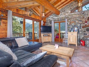 Televisión y chimenea