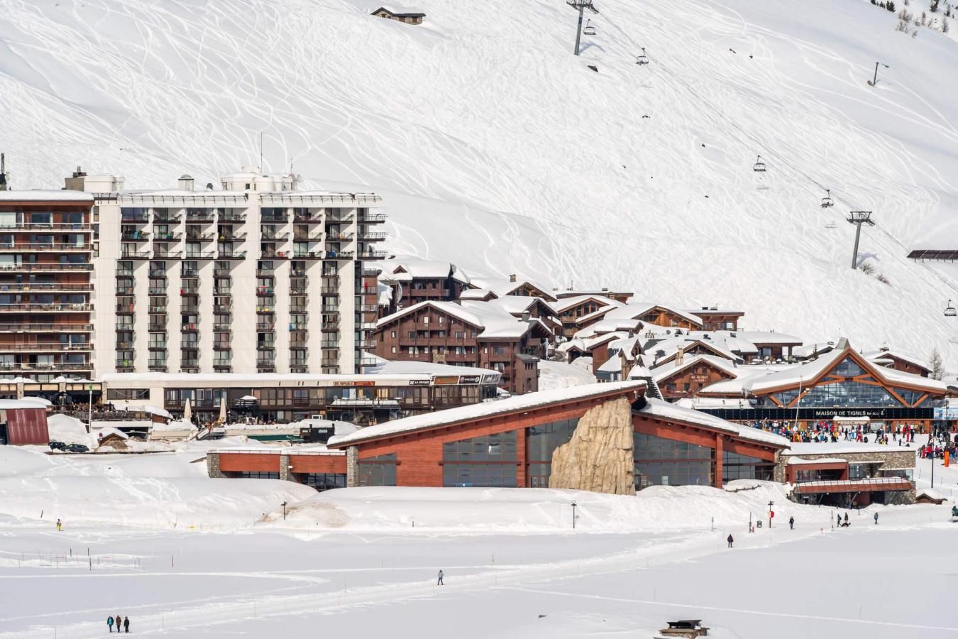 Une station de ski dotée d’un grand hôtel, de remontées mécaniques et de pistes enneigées.