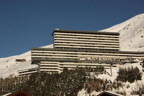 Exterior - 200m from resort center, 5th floor, view ski slopes, balcony, tv, ski locker, 26m², Les Menuires (Les Menuires)
